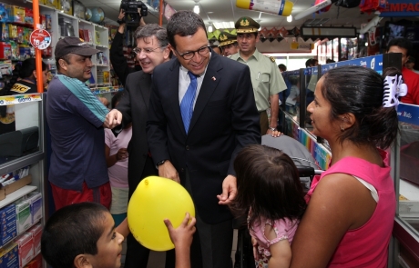 Ministro del Interior inspeccionó seguridad en Meiggs en el marco de la compra de útiles escolares