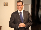 Ministro Rodrigo Hinzpeter anunció extensión de horario de verano en el país