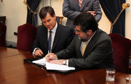 Ministerio del Interior y Seguridad Pública firma contrato de servicios bancarios con el banco BBVA