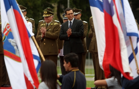 Ministro del Interior y Seguridad Pública encabezó izamiento de la Gran Bandera del Bicentenario