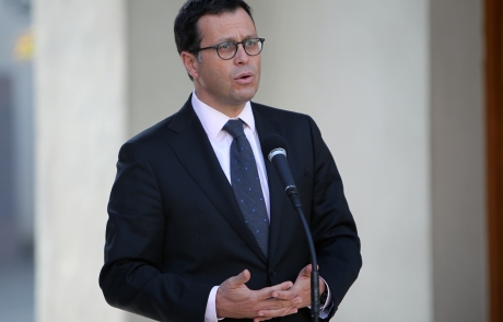 Ministro Rodrigo Hinzpeter anunció suspensión de uso de gases lacrimógenos