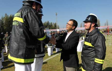Ministro Hinzpeter premió a ganadores de competencia realizada por Cuerpo de Bomberos de Santiago