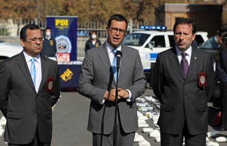 Ministro Rodrigo Hinzpeter verificó decomiso de 211 kilos de cocaína base