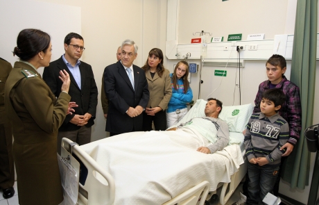 Ministro del Interior y Seguridad Pública visitó a carabinero herido en protesta