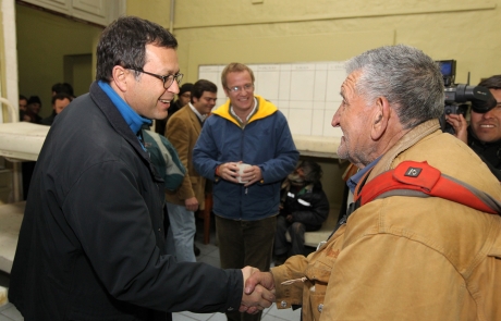 Ministro Hinzpeter visitó albergues del Hogar de Cristo en el marco del programa “Noche Digna”