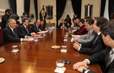 Ministros Hinzpeter, Larroulet y Chadwick sostienen encuentro con parlamentarios de la Concertación