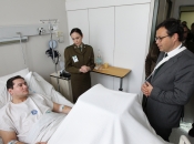 Ministro Hinzpeter visitó a carabineros heridos en disturbios durante movilización