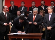 Ministro Hinzpeter participa en firma de proyectos que promueven la descentralización del país