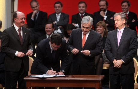 Ministro Hinzpeter participa en firma de proyectos que promueven la descentralización del país