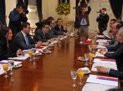 Gobierno se reúne con experto chileno – estadounidense Arturo Valenzuela en torno a reformas políticas