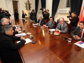 Ministros Hinzpeter, Larroulet y Chadwick sostienen encuentro con dirigentes del PC