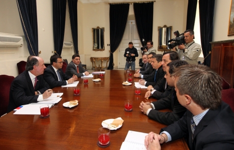 Gobierno se reunió con directiva de la UDI para analizar reformas políticas