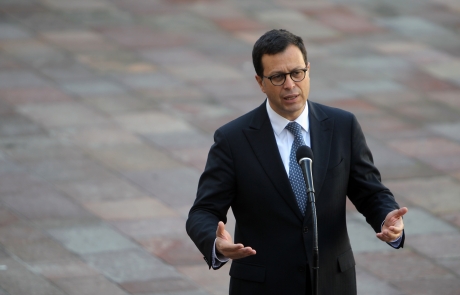 Ministro Hinzpeter anunció que Gobierno invocará ley de Seguridad del Estado por quema de bus