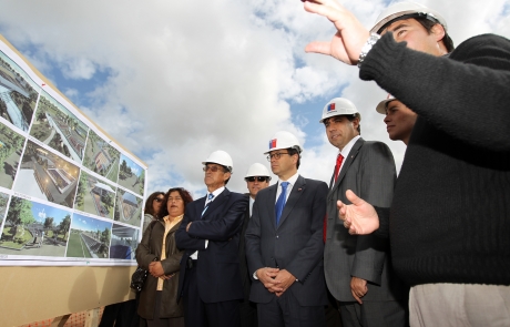 Ministro Hinzpeter visitó obras de futuro Parque Urbano Tierras Blancas
