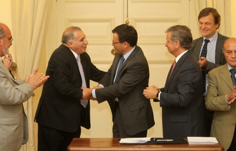 Gobierno firma con la ASEMUCH proyecto de ley que entrega bono económico a funcionarios municipales que jubilen