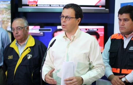 Ministro Hinzpeter entregó últimos antecedentes del incendio forestal en Torres del Paine