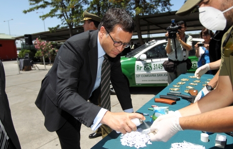 Ministro Hinzpeter inspeccionó resultados de operación de inteligencia en La Legua Emergencia y lanzó segunda etapa del plan de recuperación de orden y seguridad