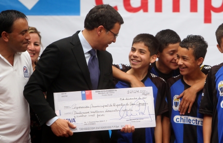 Ministro Hinzpeter encabezó entrega de Fondo Social Presidente de la República a organizaciones beneficiadas de la Región Metropolitana