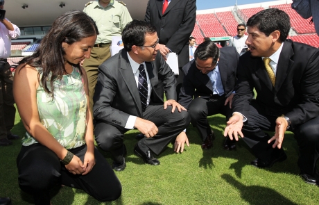 Ministro Hinzpeter inspeccionó Estadio Nacional ad portas del partido Universidad de Chile v/s Liga Deportiva Universitaria de Quito