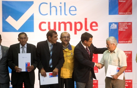 Ministro Rodrigo Hinzpeter entregó pensiones de gracia a ex trabajadores del carbón de Coronel y Lota