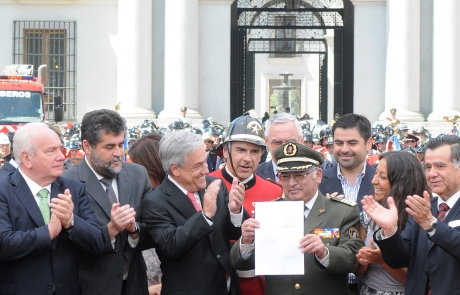 Presidente promulgó ley que hará que Bomberos se relacione con la autoridad administrativa a través del Ministerio de Interior del Interior y Seguridad Pública.
