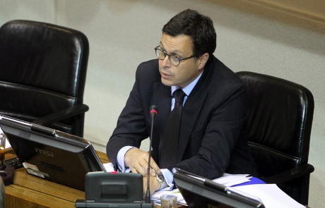 Ministro Hinzpeter asistió a sesión del Senado en la que se acordó la regulación de la residencia, permanencia y traslados hacia Juan Fernández e Isla de Pascua