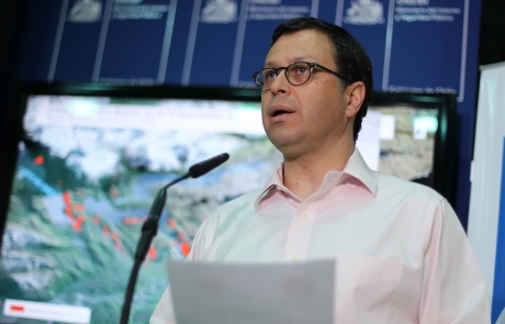 Ministro del Interior y Seguridad Pública informó de avances en combate frente al incendio en Torres del Paine