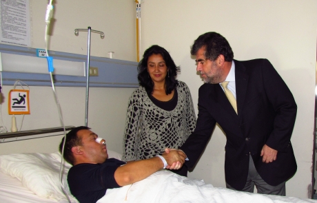 Subsecretario del Interior e intendenta de Aysén visitan a un carabinero y a un civil que resultaron heridos en hechos de violencia registrados esta madrugada