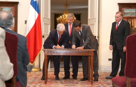 Ministro Hinzpeter firma acuerdo con ASEMUCH para mejorar remuneraciones de funcionarios municipales