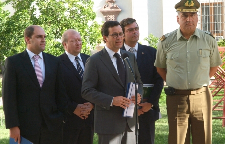 Ministro Hinzpeter anuncia creación de comité de trabajo encargado de la seguridad en los estadios