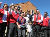 Vicepresidente Hinzpeter y Ministro Pérez entregaron 450 viviendas a familias de Curanilahue