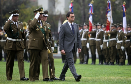 Ministro Hinzpeter participó en ceremonia de aniversario de Carabineros de Chile