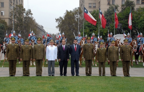 Ministro del Interior y Seguridad Pública (S) encabezó izamiento de la Gran Bandera del Bicentenario
