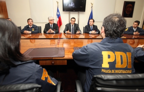 Ministro Hinzpeter se reunió con funcionarios de la PDI que rescataron a menor secuestrada desde el hospital San Borja Arriarán