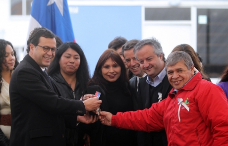 Vicepresidente de la República y Ministro Pérez Mackenna entregaron 120 viviendas sociales a familias de Cerro Navia