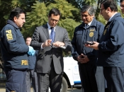 Ministro Rodrigo Hinzpeter verificó incautación de más de 703 millones de pesos, municiones y armas de diverso calibre