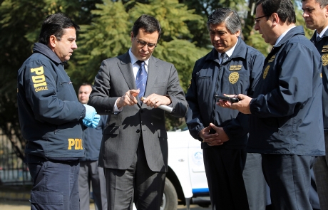 Ministro Rodrigo Hinzpeter verificó incautación de más de 703 millones de pesos, municiones y armas de diverso calibre