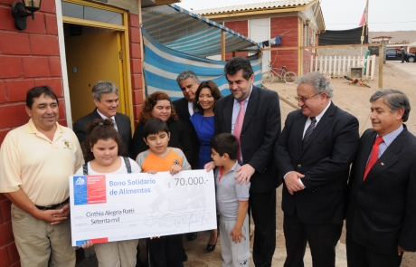 Subsecretario del Interior visitó a familia del Cerro La Cruz para entregarle Bono Solidario de Alimentos