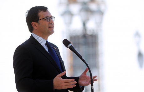 Ministro Hinzpeter anunció para mañana cambio de horario de verano