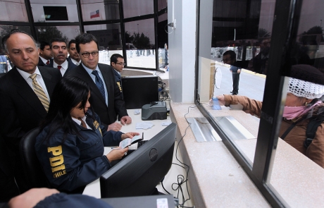 Ministro Rodrigo Hinzpeter encabeza traslado de reos peruanos indultados desde cárcel de Arica