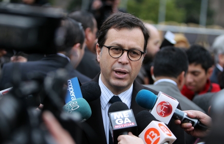 Ministro Hinzpeter expresa apoyo del gobierno a familia de detective fallecido tras operativo policial