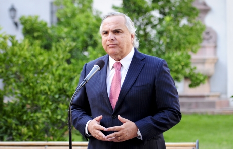 Gobierno expresa condolencias a familia de fallecido embajador Adolfo Zaldívar y decreta duelo oficial