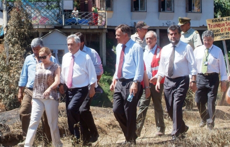 Presidente Piñera visita a damnificados por el incendio en Valparaíso y compromete ayuda del gobierno para enfrentar la emergencia