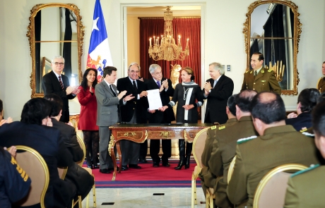 Gobierno firma proyecto de ley que aumenta protección y beneficios a las fuerzas policiales