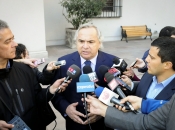 Ministro Chadwick condena golpiza a periodista y pide avanzar en ley contra encapuchados