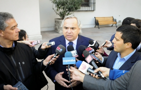 Ministro Chadwick condena golpiza a periodista y pide avanzar en ley contra encapuchados