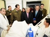 Ministro Chadwick visita a carabinero herido por bomba molotov y condena actuar de encapuchados