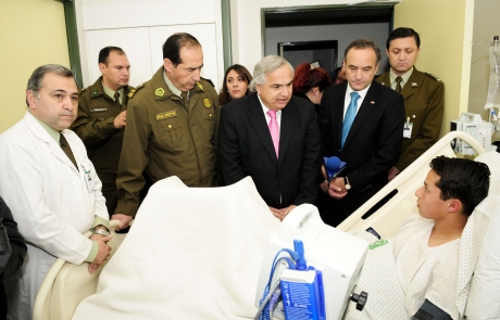 Ministro Chadwick visita a carabinero herido por bomba molotov y condena actuar de encapuchados