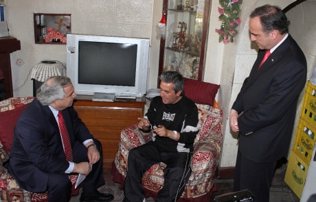 Gobierno entrega su apoyo a hombre que recibió una puñalada tras enfrentar a encapuchados