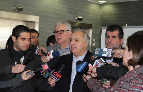 Ministro del Interior visita a asistente policial herido y condena ataque de encapuchados en Lo Hermida